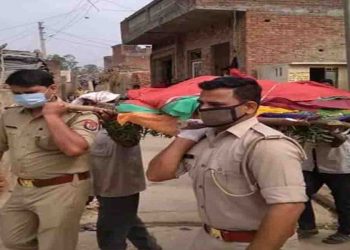 लॉकडाउन और कोरोना के बीच बेसहारा महिला की मौत पर ‘बेटा’ बनी यूपी पुलिस, अर्थी को दिया कंधा