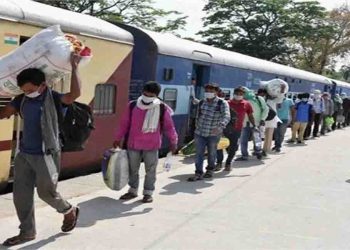 बेंगलुरु से पटना पहुंचे मजदूरों ने खोल दी रेलवे की पोल : 910 का टिकट देकर रेलवे ने वसूला 1050 रूपया