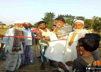 चचरी पूल का उद्धाटन करने पहुँचे विधायक जी, लोगों ने फीता काटने को थमा दिया दबिया