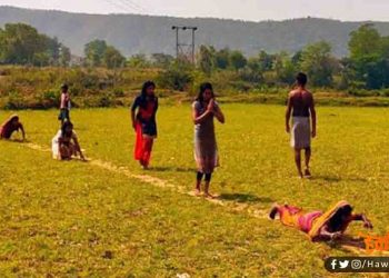 दंड प्रणाम करते हुए 101 महिलाओं ने कोरोना भगाने के लिये किया विशेष पूजा