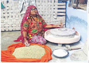 75 साल के घीसी देवी को सलाम : लॉकडाउन में नहीं निकली एक भी दिन बाहर, आटा, मसाला भी घर में ही पीस रही