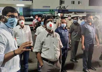 मुख्यमंत्री हो तो ऐसा : तेलंगाना से आये मजदूरों के लिये स्टेशन पर खुद खड़े रहे हेमंत सोरेन