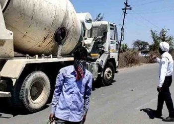 सीमेंट मिक्सर वाहन में छिपकर जा रहे थे 18 मजदूर,  इंदौर में चेकिंग में पकड़े गए