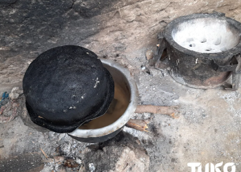 लॉकडाउन: मां चूल्हे पर बर्तन में पत्थर पकाती जिससे बच्चों को लगे कि खाना बन रहा है