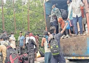 ये कैसी सीमा सील? : ट्रकों से भरकर मजदूर आ रहे हैं, और अपने घरों को भी जा रहे हैं