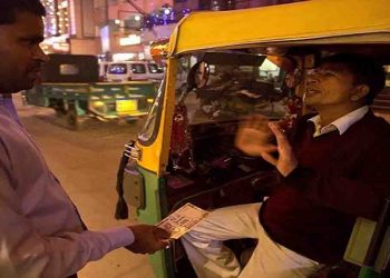 न सोशल डिस्टेंसिंग, न कोई भय : सरकार के कड़ाई के वाबजूद ऑटो वाले वसूल रहे दुगुना किराया