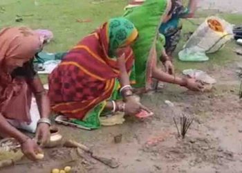 कोरोना माई ने कहा – गंगा में डुबकी लगाओं, गुड़ और तिल को जमीन में गाड़ो नहीं होगा कोरोना