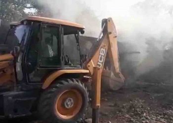 जमुई में नक्सलियों का तांडव : सड़क निर्माण में लगे 3 JCB को किया आग के हवाले