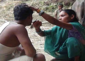 बिहार के इस ‘लेडी बार्बर’ को सलाम कीजिये : हजामत बनाकर कर रही पुरे परिवार का गुजारा