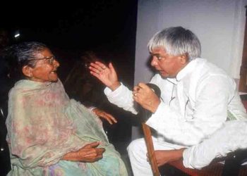 किताबों से : एक पत्थर तोड़ने वाली भगवतीया देवी को लालू प्रसाद ने सड़क से संसद तक पहुँचाया था