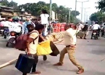 श्रमिक स्पेशल ट्रेन से आए प्रवासियों पर लाठीचार्ज, मजदूर बोले- खाना नहीं लाठी मिल रहा है