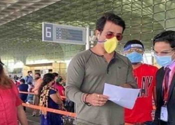 सोनू सूद ने 173 प्रवासी मजदूरों को चार्टर्ड विमान से पहुंचाया घर