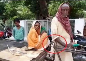 बिना सीट वाली ठेले पर पत्नी को बिठाकर वृद्ध आदमी पहुंचा गांव, DM का पिघला दिल तो की मदद