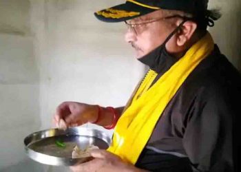 नून रोटी खाएंगे कानून का राज लाएंगे : DGP पहुंचे पश्चिम चंपारण, रोटी, नमक और मिर्ची खाई