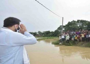 बाढ़ से त्राहिमाम कर रही जनता, सो रही सुशासन, घरों में कैद है जल संसाधन मंत्री : तेजस्वी यादव