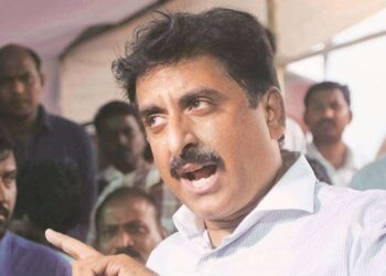 जलील हरकत : मस्जिद में नमाज अदा करने पर अडे AIMIM सांसद तो ले लिये गये हिरासत में