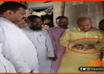 JDU Candidate, Bihar Chunav, Bihar Khabar, Bihar Election, Bihar Election 2020, JDU Leader Distributing Currency,