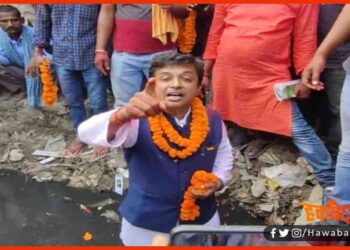 नामांकन के बाद नाले में उतरे लोजपा प्रत्याशी, कहा गंदगी साफ करने के लिये गंदगी में उतरना पड़ता है