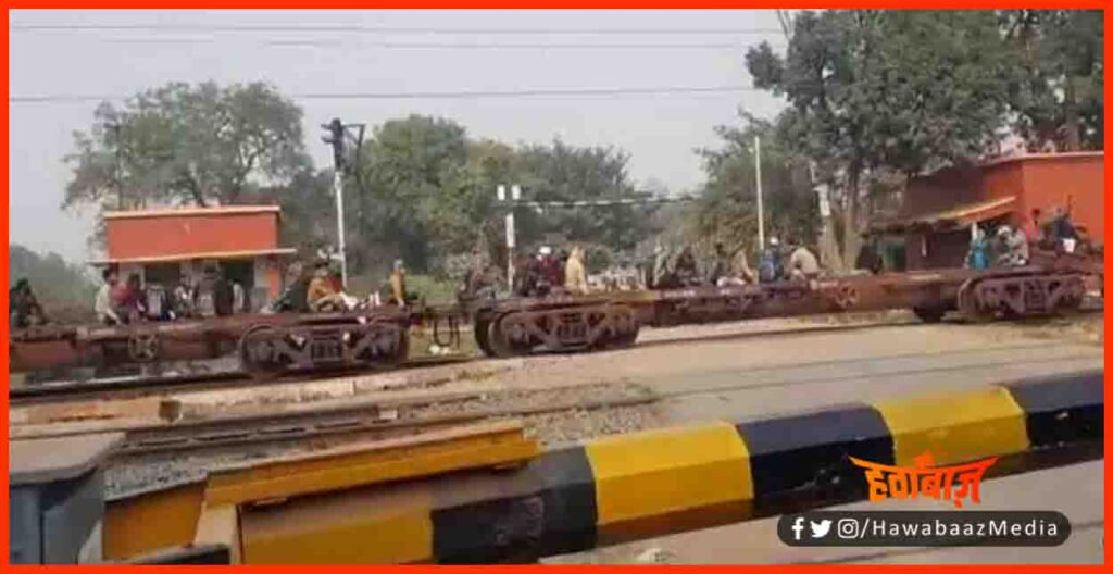 Bihari Studants, Bihar Studant on Malgadi, Bihar Chunav, Bihar Khabar, Bihar Lettest News, Bihar Hindi News, Bihar Hindi Khabar,