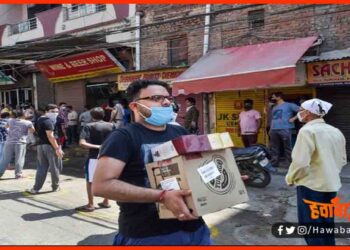 Delhi Me Lockdown, Corona lockdown, Delhi me daru ke liye lambi line, Daru dukan me bheed, Corona me daru dukan,