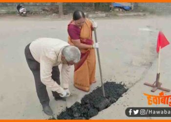 Bujurug Dampati Sadko ke gaddhe ko bhar rahe hain, Yah Bujurg Dampati Pesh kar rahe mishal, Real Hero of Society, Tamilnadu news, Social Media par bujurg dampti ki tasveer viral, Bihar lettest news, Bihar,