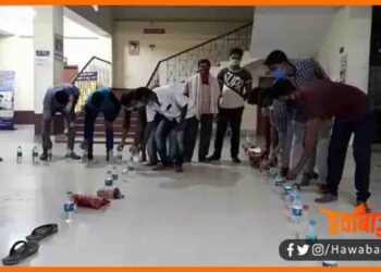 Corona Vaccination Center, Juta chappal lagakar line lagate hain log, Corona ka teeka, Asam ki kahani, Asam me juta chappal lagane ki kahani,