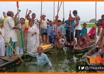 Nav par kahde hokar fahraya jhanda, Badh me fahraya jhanda, Kamar bhar pani ke khade hokar fahraya jhanda, Bihar me Badh, Flood in Bihar, Bihar me 15 August,